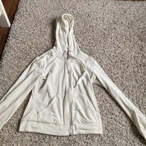 Gina tröja - En ganska använd tröja från Gina köpt för 2 år sedan i strl xs men ganska liten har inte kommit till användning på länge därför säljer jag den❤️❤️