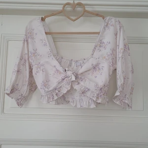 Topp Nakd  - En söt blommig top från Nakd, knappt använd 🌸 Den är i storlek 36 🌸 Tryck inte på köp nu ! Jag möts endast upp! Katt finns i hemmet 🌸 