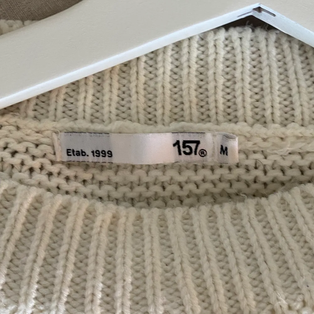Vit stickad tröja från Lager 157 🫶🏼 Säljer för 100kr. Hyfsat fint skick 🤍. Stickat.