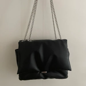 Axelväska - Söt väska från H&M som inte kommer till användning. I väldigt bra skick då den knappt är använd 