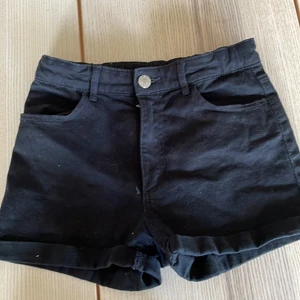 Jeans shorts  - Hej! Säljer jeans shorts svarta men fickor fram o bak och har resorband i midjan och man kan spänna in eller ut men fickor som är ganska djupa 