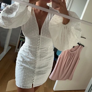 Vit Adoore klänning - Använd en gång, inga tecken på att den är använd! Superfin, passar i alla sammanhang! Storlek 38. Nypris 1295kr säljer för 800kr