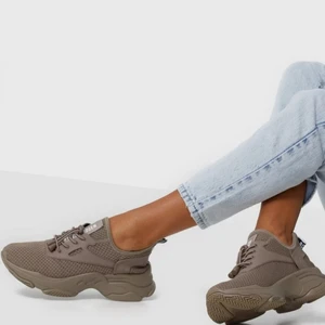 Steve madden skor  - Snygga Steve madden skor i färgen dark taupe, har använt dom max 4 gånger sen jag köpte dom, så dom är som nya & fräscha. Dom kostar 970 till 1 150 på de flesta sidorna vanligtvis 🤎men jag säljer dom för 450 kr 