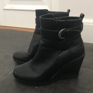 🖤🖤 - Jag säljer mina skor för dom är för stora!