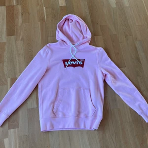 Levis Hoodie Tjocktröja Strl S - Rosa Levis hoodie, oanvänd Köparen står för frakt.