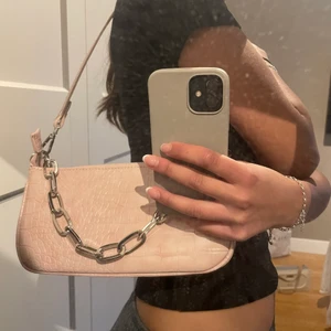 Gina  - Säljer min två väskor från Gina då dom ej kommer till användning längre. Den rosa är ej använd medans den vita är mer använd även fast de knappt syns. Säljer dom för 70kr styck eller 120 för båda 