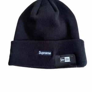 Supreme New Era Shop Beanie Black London - Bud från:350kr  Cond: Ds (10/10)  Size: One size  Säljaren står för frakt 📦   Köp direkt: 600kr