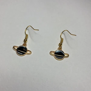 Helt nya örhängen  - Helt nya örhängen har många par ifall du vill beställa mer än en par  1 par kostar 15kr. Du står för frakt.