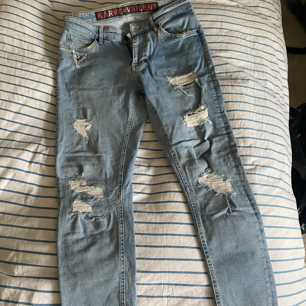 Blåa slitna jeans, nästan helt oanvända . Jeans & Byxor.