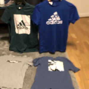 Adidas t shirts  - De översta t shirtsen är 150-164 cm. De  under är 137 - 147 cm. Diskutera pris.
