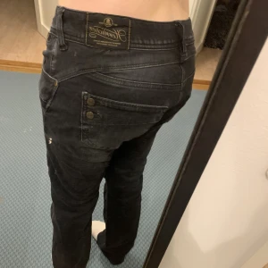 Low Waits jeans - Snygga Lågmidjade svarta jeans. Har inte använt dom mycket alls. Köpta för 800kr på Zalando. Märket heter herrlicher. Jeansen sitter helt perfekt på mig som är 1,67. Jeansen är ganska raka i modellen men lite butcut :) jätte fina. 