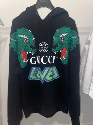 Gucci loved hoodie - Gucci loved hoodie Ovanlig Gucci hoodie från säsong 2019 Storlek s passar s/m Väldigt bra skick