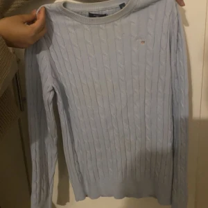 Stickad gant tröja - En blå stickad gant tröja. Den är i storlek m och är väldigt mjuk och skön. Den har en mkt fin färg och väldigt söt enkel tröja.