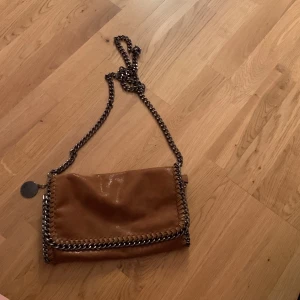 Hejhej - Hejjj säljer denna väska för 150kr som start bud. Vilj inte ha den för jag gillar inte färgen❤️