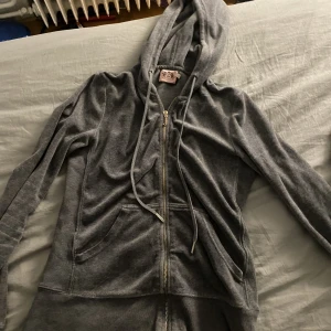 Gry juicy couture  - Säljer grå juicy couture. St XS-M  