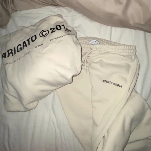 Axel arigato dress - Äkta Axel arigato dress, ny skick. Säljer pågrund av flytt och behöver rensa. Ny pris cirka 2200.