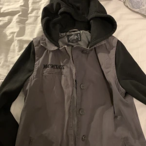 Metal Mulisha Jacka  - En jacka i mycket bra skick. Har inga skador. Den har en luva och knappar som man kan stänga med