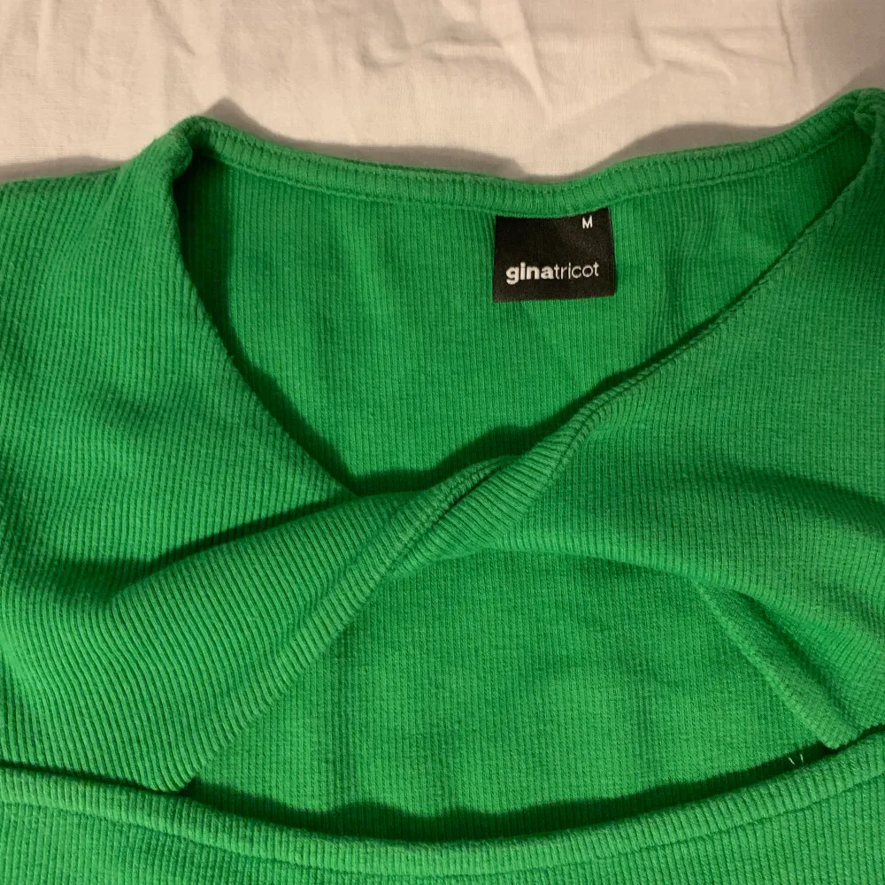 Grön, ribbad, långärmad tröja. Storlek M! . Toppar.