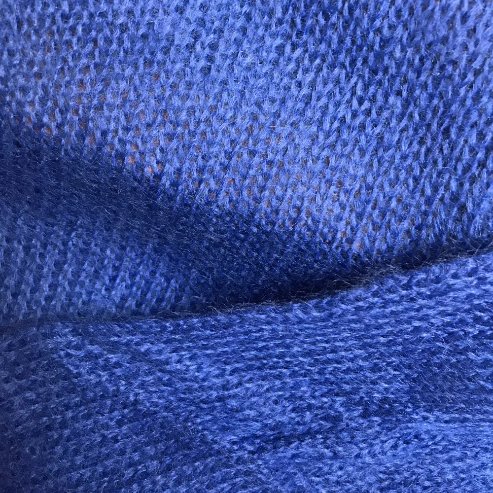 Blå 70% mohair TRÖJA i djup blå färg. Tröjan är en ganska tunn stickad tröja som ser oanvänd ut. Enkel med mudd i midjan Byst 52cm Längd 54 cm  Ärm 50 cm Axel 8 cm. Stickat.