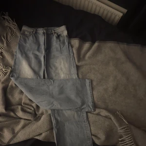 Nästan helt nya monki jeans - Blåa Yoko jeans från monki som ja köpt ganska nyligen! Säljer då jag aldrig använder de så jag säljer de för hälften så mycket jag köpt de för <3