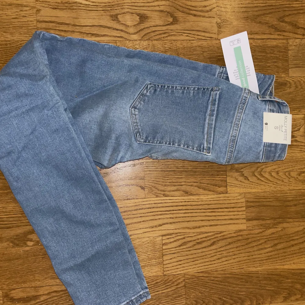 Nya Molly jeans från Gina i storlek S petite, färg Gina blue. Säljs pga fel storlek . Jeans & Byxor.