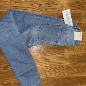 Nya Molly jeans från Gina i storlek S petite, färg Gina blue. Säljs pga fel storlek 