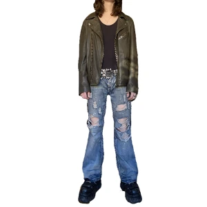 Läderjacka - Mörkgrön/brun läderjacka med rutig insida. Sitter oversized nästan lite baggy, skitcool fit och äkta läder.  Sälja då den inte kommer till användning.  Nypris: 2600kr