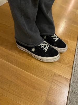Allstar converse  - Ett par jättefina converse i mocka material. De är lite slitna men går säkert att få bort i tvätt. Den ända defekten jag kan se är partiet på skon där hälen är där det är ett hål (se bild 3). Detta är dock ingen som syns. Köparen står för frakt💕