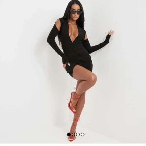 Svart klänning  - Säljer denna snygga klänningen då den är för liten för mig.. (aldrig använt den) 🫶🏼