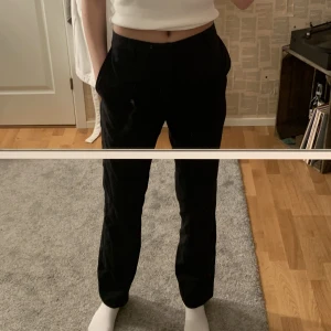 Kostymbyxor  - Ett par skit snygga kostymbyxor🖤köpte dessa på secondhand för ett tag sedan och då va de för stora så sydde in dom där av sömmen inuti byxan (kolla sista bilden)🖤men väldigt snygga dock har de blivit lite för små på mig och därav säljer jag dom🖤