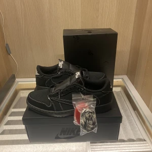 Travis Scott Black Phantom - Grail time!  Fick early exclusive på ett par i storlek 44.  Fler bilder och info finns.  Kontakta om mer info behövs