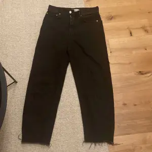 Så sköna svarta jeans från Mango beställda på Zalando i strlk 36. Änvänt flitigt men inga tecken på användning! 150kr+frakt🫶🏻