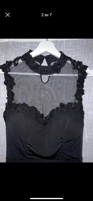 Balklänning stl 34 - Denna klänning är endast använd en gång. Den är lång och har ett fint litet släp där nere. Tyget är ribbat vid rumpan. Storlek 34, men är stretchig, passar även storlek 36/38. Tar swish. Frakt: 50kr. Finns annars i Gävle. 