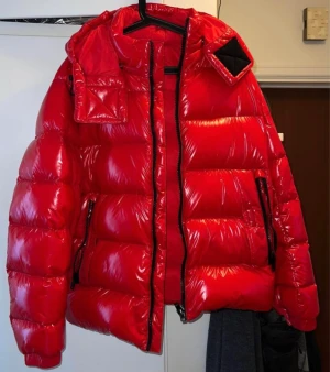 Hugo Boss Jacka  - Vinterjacka från Hugo Boss i fint skick, storlek 54 (herr) säljes pga för liten. Pris kan eventuellt diskuteras vid snabbaffär!