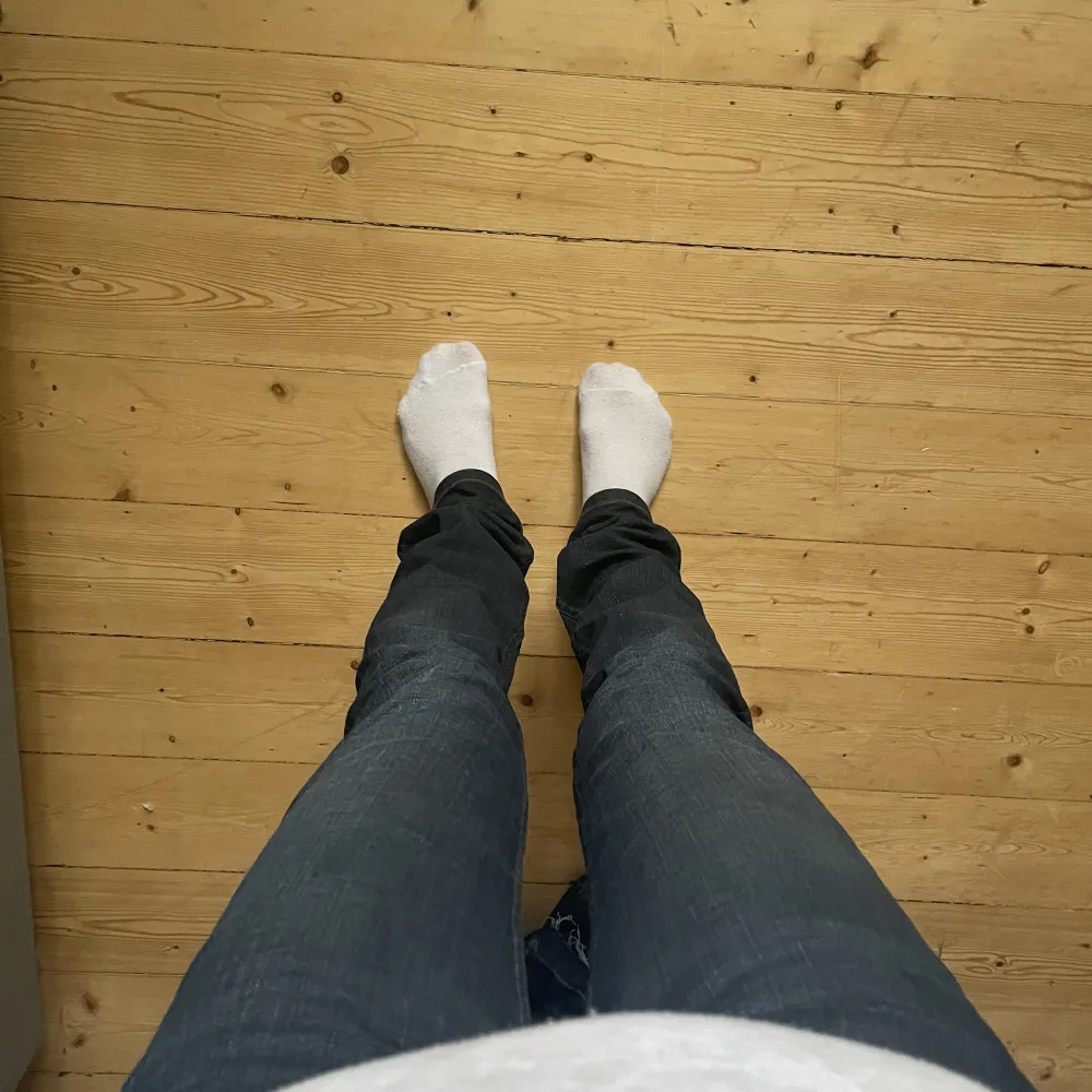 Jättefina jeans från cos, vet tyvärr inte storleken men passar mig perfekt som vanligtvis har 36 eller 38 och är 165 cm lång. . Jeans & Byxor.