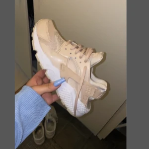 Nike huarache skor - Använda en gång och säljs för att dem är försmå trodde jag som har 38 skulle komma i 37,5... Storlek 37,5 men är mer en 36-37a.  Dem är rosa/beiga 