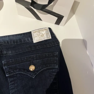 True religon - Hej!❤️ jag säljer mina super fina True religon jeans i storlek 31 som jag tyvärr inte kan använda för de är för stora❤️De är köpta second hand på beyond retro i Göteborg men de är som nya. Skriv privat om ni undrar nått mer om t.ex måtten eller nått annat!❤️