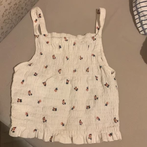 blommigt linne - strechig,sommrigt,gulligt,ny