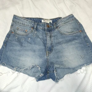 Shorts  - Jeans shorts. I bra skick . Storleken är 38 , men den är liten i storleken så skulle säga att det är mer en 36.