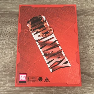 stray kids oddinary album - Hej, säljer detta stray kids albumet pga förlorat intresse, allt följer med :) 