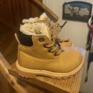 Barnskor - Barn skor, storlek 24 med foder invändigt 