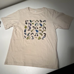 T-shirt  - Jättecool t-shirt med tryck på både fram och baksida. Ganska tjockt men mjukt, beige material 