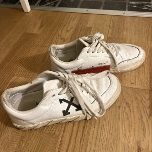 Off-white sneakers - Säljer mina coola off-white sneakers. Tagen har tyvärr åkt av men de är hur coola som helst ändå. Flitigt använda men ändå bra skick. Boxen som innehåller bla dustbagen tillkommer. Köpta från mytheresa för ca 2 år sedan!🤍