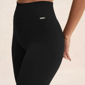 Black Ribbed Seamless Tights - Frakt ingår i pris!  Säljer mina ”Black Ribbed Seamless Tights” från aim’n! Använda ca 2-3 gånger och inga defekter. Originalpris 599kr
