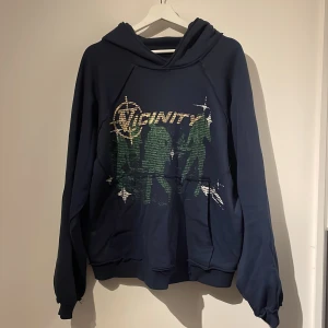 Vicinity hoodie - Säljer min Vicinity hoodie som jag använt väldigt sparsamt Slutsåld på Vicinitys hemsida Skick 9,5/10 Kvitto o alla påsar finns