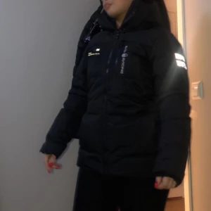 Snygg sail racing vinterjacka  - Kostade 3799kr! Är i äkta fun och super varm och skön storlek s. Använd 2 gånger men har så otroligt många jackor hemma så har valt att sälj denna! Vill ha ett rimligt bud på den 🫶🏽