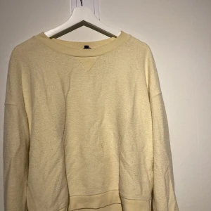 Långarmad - En gul lågarmad tröja i bra skick