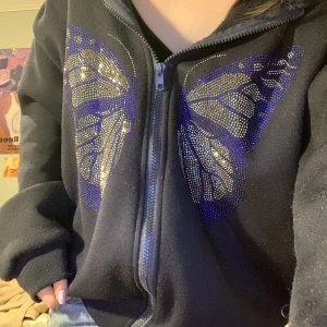 Rhinestone zipup  - Jätteskön🦋Liiiiiite nopprig men annars bra kondition!! Alla rhinestones e kvar. Från Shein