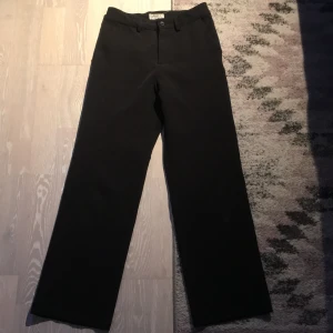 Kostymbyxor  - Fina kostymbyxor, bra fickor och väl tvättad till dess nya ägare💗