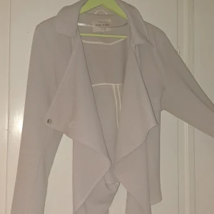 Kavaj stl 42 - Kavaj i beige stl 42